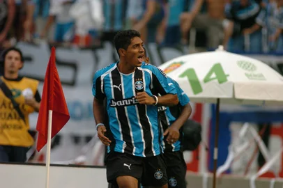 *** Fernando - Grenal 6 ***Decisão do Campeonato Gaúcho 2006.No Gre-Nal de número 365, realizado no Estádio Beira-Rio, em Porto Alegre, Internacional e Grêmio decidem o título de campeão gaúcho de 2006. O Grêmio tem a vantagem do saldo qualificado, podendo colocar a mão na taça com qualquer empate com gols. Se o jogo terminar em 0 a 0, a disputa irá para a prorrogação e, persistindo a igualdade, a decisão será nos pênaltis.Gol de empate do Grêmio, feito por Pedro Júnior, deu o título ao time azul.<!-- NICAID(1780380) -->