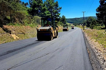 RS-427, em Cambará do Sul, está sendo pavimentada. Obra beneficia quem acessa o Parque Nacional Aparados da Serra. Foto: Sultepa /Divulgação<!-- NICAID(16191719) -->