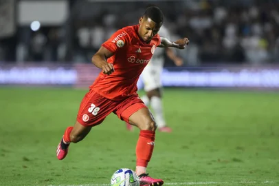 Jean Dias, jogador do Inter, no empate em 1 a 1 com o Santos, na Vila Belmiro pelo Brasileirão. Ricardo Duarte / Inter / DivulgaçãoIndexador: ricardo duarte<!-- NICAID(15446966) -->