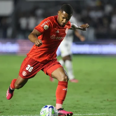 Jean Dias, jogador do Inter, no empate em 1 a 1 com o Santos, na Vila Belmiro pelo Brasileirão. Ricardo Duarte / Inter / DivulgaçãoIndexador: ricardo duarte<!-- NICAID(15446966) -->