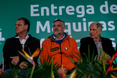 PORTO ALEGRE, RS, BRASIL, 05.07.2024: Ministro Fávaro realiza entrega de máquinas agrícolas no Rio Grande do Sul, nesta sexta-feira (5). Equipamentos são provenientes de emendas parlamentares e liberadas pelo Ministério da Agricultura e Pecuária (Mapa). No total, 34 municípios do Rio Grande do Sul serão beneficiados. Da esq. para dir: O ministro da Agricultura e Pecuária, Carlos Fávaro; Ministro extraordinário pela reconstrução do RS, Paulo Pimenta e o presidente da FIERGS, Cláudio Bier. Foto: Camila Hermes/Agencia RBS<!-- NICAID(15807472) -->
