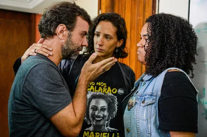 Rio de Janeiro (RJ) 25/03/2024 - ATENÃÃO - Foto de arquivo feita em 16/04/2018 - O deputado estadual, Marcelo Freixo (e), a viÃºva MÃ´nica BenÃ­cio (c) e a filha da vereadora, Luyara Santos (d), durante reuniÃ£o com o chefe de PolÃ­cia Civil, delegado Rivaldo Barbosa, sobre o andamento das investigaÃ§Ãµes da morte da parlamentar e do motorista Anderson Gomes.Foto: TÃ¢nia RÃªgo/AgÃªncia Brasil<!-- NICAID(15715264) -->