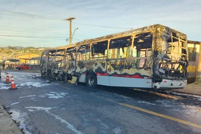 Um ônibus pegou fogo na manhã desta segunda-feira (1º) na Vila Mapa, no bairro Lomba do Pinheiro, na zona leste de Porto Alegre. <!-- NICAID(16114196) -->