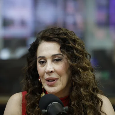 PORTO ALEGRE, RS, BRASIL, 24-10-2025: O casal de atores Claudia Raia e Jarbas Homem de Mello durante entrevista ao programa Timeline, da rádio Gaúcha. Eles apresentam em Porto Alegre a comédia musical Cenas da Menopausa. Foto: Mateus Bruxel/Agência RBSIndexador: MATEUS BRUXEL<!-- NICAID(16153117) -->