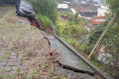 Após deslizamento de terra, moradores de Carazinho permanecem fora de casa<!-- NICAID(16064786) -->