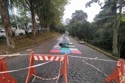 O toboágua de 150 metros que será atração neste final de semana, em Caxias do Sul, começou a ser montado na manhã desta sexta-feira (24). A previsão é de que a estrutura, montada no Parque dos Macaquinhos esteja pronta até o início desta tarde. A montagem ocorre na rua Arlete de Souza de Freitas, que tem acesso pela Rua Alfredo Chaves. Nas primeiras horas da manhã cavaletes sinalizavam o bloqueio da rua onde já havia uma base de tatami colorido e uma lona no trecho íngreme que começa na no passeio público da Rua Alfredo Chaves, adentrando o parque.<!-- NICAID(15384466) -->