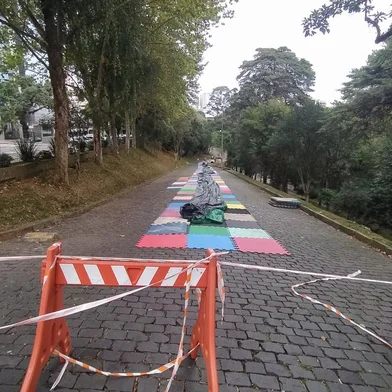 O toboágua de 150 metros que será atração neste final de semana, em Caxias do Sul, começou a ser montado na manhã desta sexta-feira (24). A previsão é de que a estrutura, montada no Parque dos Macaquinhos esteja pronta até o início desta tarde. A montagem ocorre na rua Arlete de Souza de Freitas, que tem acesso pela Rua Alfredo Chaves. Nas primeiras horas da manhã cavaletes sinalizavam o bloqueio da rua onde já havia uma base de tatami colorido e uma lona no trecho íngreme que começa na no passeio público da Rua Alfredo Chaves, adentrando o parque.<!-- NICAID(15384466) -->