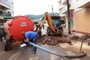 Funcionários da prefeitura de Muçum fazem obra para desobstruir drenagem urbana em razão do acúmulo de lama trazida pela chuva<!-- NICAID(15551474) -->