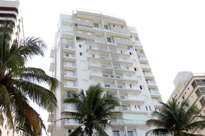 Guarujá (SP) 03/12/2014 - Lava-Jato - Ligações entre Bancoop e Lava-Jato. Na foto, prédio onde o ex-presidente Luiz Inácio Lula da Silva adquiriu um cobertura triplex, na foto do lado esquerdo, na praia das Astúrias, Guarujá. O imóvel está avaliado em aproximadamente R$1,5 milhão. Foto Michel Filho/Agência O GloboIndexador: Michel FilhoSecao: LocalFonte: Sucursal de São PauloFotógrafo: País