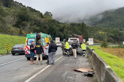 Dunga, ex-técnico da Seleção Brasileira, e esposa ficam feridos após carro capotar no Paraná<!-- NICAID(15813678) -->