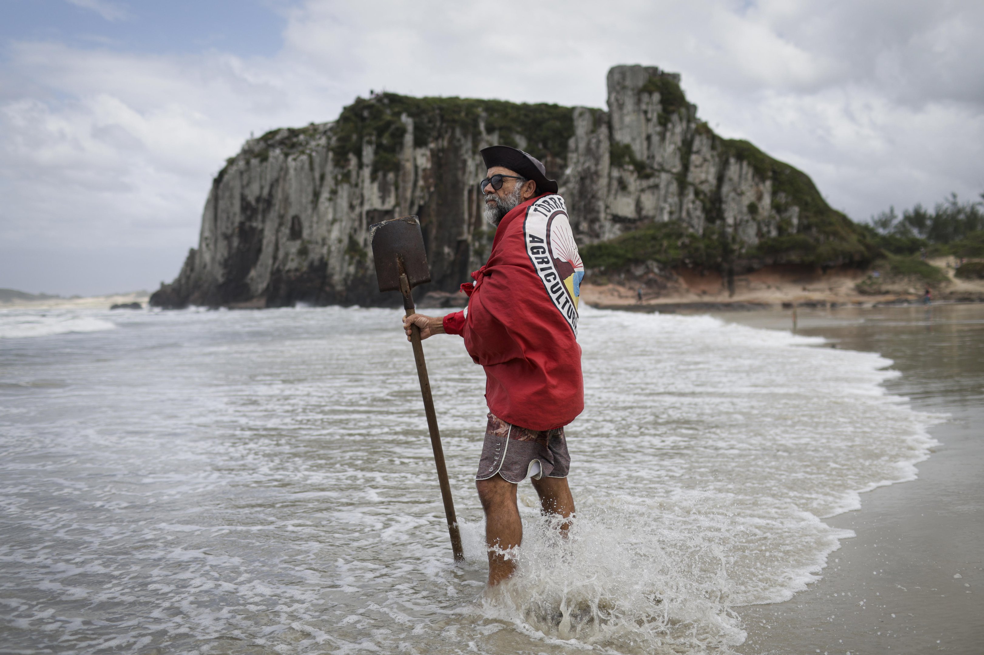 Quem &eacute; o "Velho do Rio" de Torres que faz desenhos gigantes na areia em defesa da natureza