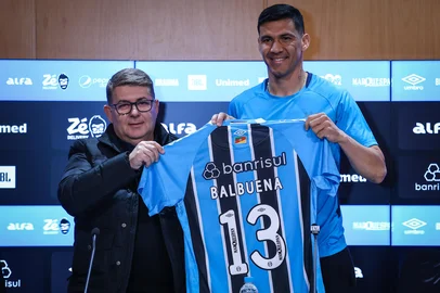 RS - FUTEBOL/APRESENTACAO GREMIO  - ESPORTES - Vice-presidente de futebol Alexandre Rossato apresenta o zagueiro Balbuena como novo reforÃ§o do Gremio para a temporada 2025. FOTO: LUCAS UEBEL/GREMIO FBPA<!-- NICAID(16090936) -->
