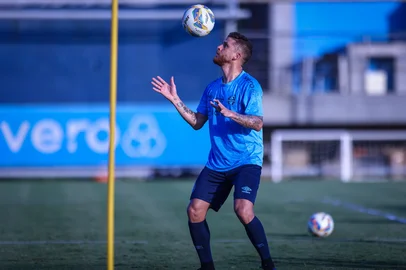 O volante Cuéllar participa de treino do Grêmio no CT Luiz Carvalho.<!-- NICAID(15968420) -->