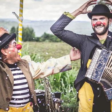 O Sesc Circo, maior festival circense do Rio Grande do Sul, volta a contar com talentos da Serra Gaúcha em sua nona edição. Ela ocorrerá entre os dias 06 e 14 de abril, pela primeira vez, na cidade de Lajeado, no Vale do Taquari. A Cia Garagem, fundada em 2012 por Jânio Nunes e Paulo Macedo em Caxias do Sul, estrela o festival com seu primeiro espetáculo "Cadê o Circo? Uma história de vida". <!-- NICAID(15722906) -->