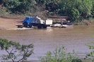 TIRADENTES DO SUL, RS ,BRASIL.2023,08,2023.Contrabando de soja , da Argentina para o Brasil, por varios portos ao longo do Rio Uruguai, com mais de 80 portos clandestinos.Na foto.Carregamento das barcaças.(RONALDO BERNARDI/AGENCIA RBS).<!-- NICAID(15516619) -->