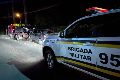 Dois jovens, de 24 e 25 anos, foram presos em flagrante pelo crime de receptação após serem flagrados com um carro em situação de furto/roubo no quilômetro 181 da BR-116, em Nova Petrópolis, Serra Gaúcha. O veículo ficou sem gasolina e foi deixado às margens da rodovia enquanto ambos foram buscar combustível em um posto.<!-- NICAID(15517228) -->