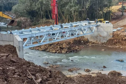 Fase final da ponte provisória entre Vista Alegre do Prata, Nova Prata e Fagundes Varela<!-- NICAID(15821012) -->
