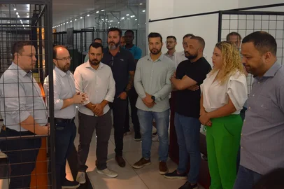 A convite da prefeitura de Caxias do Sul, os legisladores visitaram, nesta terça-feira (21/01), o Centro de Capacitação e Comércio (CCC) de Caxias do Sul, situado a menos de uma quadra da Praça Dante Alighieri. O objetivo do espaço é acolher vendedores ambulantes inscritos e que terão de deixar as calçadas centrais, permitindo um fluxo mais livre para a mobilidade de pedestres.<!-- NICAID(15958141) -->