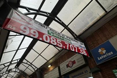 Lisielle Zanchettin / Agência RBS Ganhador de aposta que levou R$ 99 milhões na Mega Sena em Porto Alegre retira prêmio<!-- NICAID(16169096) -->