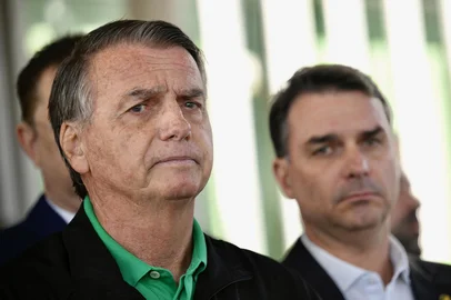 Former Brazilian President Jair Bolsonaro gestures as he speaks to the press next to his son Senator Flavio Bolsonaro at the Federal Senate in Brasilia on July 17, 2025. A prosecutor asked Brazil's Supreme Court on Tuesday to find Bolsonaro guilty of plotting a coup, in closing arguments after a trial that saw US President Donald Trump try to intervene on behalf of his right-wing ally. (Photo by Mateus Bonomi / AFP)Editoria: CLJLocal: BrasíliaIndexador: MATEUS BONOMISecao: coup d'etatFonte: AFPFotógrafo: STR<!-- NICAID(16083120) -->