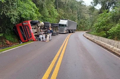 Uma carreta tombou na BR-116, entre os municípios de Campestre da Serra e São Marcos, na manhã deste sábado (6). O acidente ocorreu por volta de 8h, no km 95 da rodovia. O motorista sofreu ferimentos leves e foi atendido pelo Serviço de Atendimento Móvel de Urgência (Samu). <!-- NICAID(15807713) -->