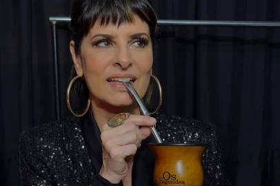 Fernanda Abreu tomando mate em Porto Alegre, no evento dos 10 anos do 20Barra9.<!-- NICAID(16130839) -->