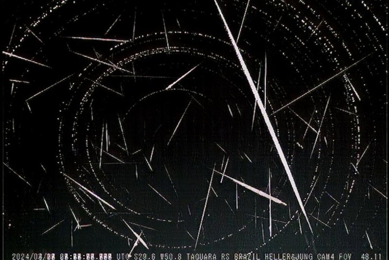 Imagem feita uma sobreposição de 146 meteoros registrados de 29/03 a 11/04 no RS por conta da chuva de Meteoros Pi Pupídeos. - Foto: Observatório Heller & Jung/ Divulgação<!-- NICAID(15733546) -->