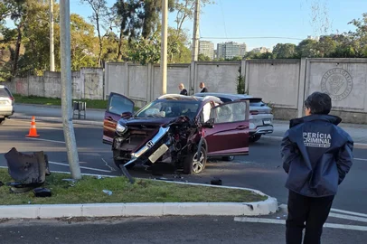 Homem morre após bater carro em poste na Avenida João Wallig em Porto Alegre <!-- NICAID(16327634) -->