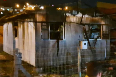 Casa destruída pelo fogo no bairro Santa Fé. Ninguém se feriu. <!-- NICAID(15020117) -->