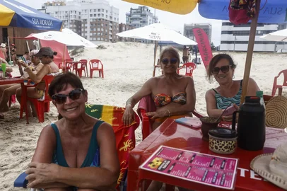 CAPÃO DA CANOA, RS, BRASIL - 2025.01.24 - Segundo a PRF, este verão já recebeu mais argentinos que qualquer outro da última década. Na foto, Graciela Frinet, ⁠Beatriz Casals e Gloria Mautino. (Foto: André Ávila/ Agência RBS)Indexador: Andre Avila<!-- NICAID(15960898) -->