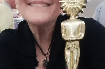 Caxiense Cibele Tedesco e o Kikito de Melhor Atriz da Mostra de Longas-Metragens Gaúchos do 52º Festival de Cinema de Gramado, recebido pela atuação em "Até Que a Música Pare".<!-- NICAID(15843511) -->