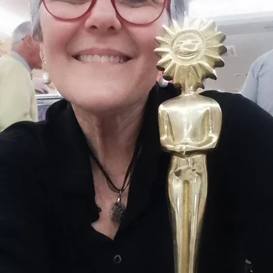 Caxiense Cibele Tedesco e o Kikito de Melhor Atriz da Mostra de Longas-Metragens Gaúchos do 52º Festival de Cinema de Gramado, recebido pela atuação em "Até Que a Música Pare".<!-- NICAID(15843511) -->