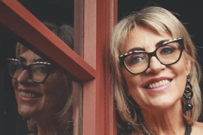 Helô BacichetteNasceu e reside em Caxias do Sul. Professora, com formação em Letras e Especialização em Educação do Movimento pela UCS. Pós-graduada em Literatura Infantil e Juvenil.  Autora de "Filhos de Ceição" (indicado para o Catálogo de Bologna 2015 e premiado como Livro do Ano AGES-2015, na categoria infantil), "Depois do começo" ( 2019), "Quatro amigos e os terríveis cães gigantes", coautoria com Sérgio Brandão (2022), A bruxa Zabumbada (Coleção Infantil Bilíngue, 2ª ed. 2022).<!-- NICAID(15378374) -->