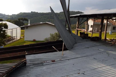 Temporal derruba postes e árvores e destelha casas no interior de São Marcos Pelo menos dez famílias ficaram sem energia elétrica na Linha Tiradentes até a madrugada dessa segunda-feira A chuva forte acompanhada de rajadas de vento que atingiu a Serra na tarde de domingo (13) provocou transtornos aos moradores de São Marcos. De acordo com os Bombeiros houve registro de destalhamentos e quedas de árvores no distrito de Pedras Brancas e na Linha Tiradentes (foto) no interior do município. Ninguém se feriu. <!-- NICAID(15015737) -->