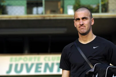 Jogador Ismael Espiga, centroavante uruguaio joga no Juventude.<!-- NICAID(5553194) -->