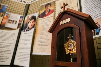 CAXIAS DO SUL, RS, BRASIL, 04/09/2025. Canonização de Carlo Acustis, primeiro santo 'millennial'. Entrevistas com padre Gustavo Predebon, pároco da Paróquia Santa Catarina e assessor do Setor Juventude da Diocese de Caxias do Sul. Está programada uma vigília para a madrugada que antecede a canonização, no dia 7 de setembro de 2025. Será no Seminário Diocesano Nossa Senhora Aparecida. Imagens da relíquia de Carlo Acustis exposta no Santuário de Nossa Senhora de Caravaggio, que foi trazida da Itália pelo bispo emérito dom Alessandro Ruffinoni. Imagens da jovem Regina Dias Schmidt, 19 anos, devota de Acutis e moradora de Farroupilha. (Neimar De Cesero/Agência RBS)Indexador: Neimar De Cesero<!-- NICAID(16116742) -->
