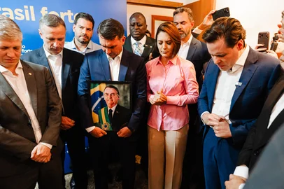 Michelle e Flávio Bolsonaro fazem primeira gravação para o horário eleitoral<!-- NICAID(16344331) -->