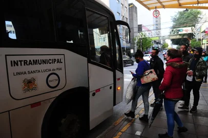 CAXIAS DO SUL, RS, BRASIL, 11/05/2021. Visate vai assumir o serviço de transporte intramunicipal em Caxias do SulCase: Cladecir Kich, 47 anos, motorista da Expresso Santa Lúcia, que faz as linhas de Santa Lúcia do Piaí e de Fazenda Souza. (Porthus Junior/Agência RBS)<!-- NICAID(14780388) -->