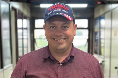 Vereador Adriano Bressan (PP) comemorando a vitória de Trump com um boné personalizado pelos corredores da Câmara de Vereadores nesta quarta-feira (6/11)<!-- NICAID(15908660) -->