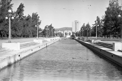 Piscina do Parque Farroupilha (Parque da  Redenção) sendo esvaziada, em janeiro de 1967.#ENVELOPE: 41955<!-- NICAID(13217271) -->