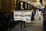 Ativistas invadem desfile da Louis Vuitton em protesto contra mudanças climáticas; veja vídeo