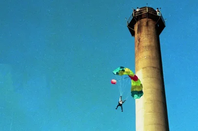 Paraquedista paulista, Luiz Henrique Santos, conhecido como Sabiá, salta da chaminé da Usina do Gasômetro, em Porto Alegre. -#ENVELOPE: 156475<!-- NICAID(16121482) -->