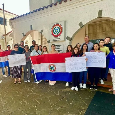 Manifestação contra o fechamento do consulado do Paraguai<!-- NICAID(15744130) -->