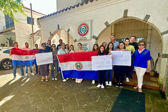 Manifestação contra o fechamento do consulado do Paraguai<!-- NICAID(15744130) -->