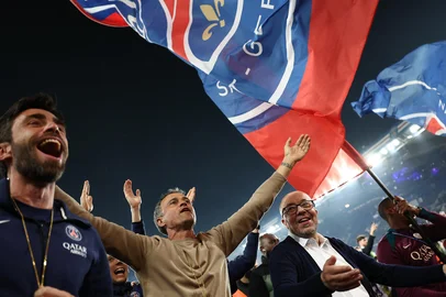 Paris Saint-Germain's Spanish headcoach Luis Enrique (C) celebrates their championship title after the French L1 football match between Paris Saint-Germain (PSG) and AJ Auxerre at The Parc des Princes Stadium in Paris on May 17, 2025. (Photo by FRANCK FIFE / POOL / AFP)<!-- NICAID(16045857) -->