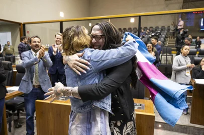 Vereadora Natasha Ferreira comemora aprovaÃ§Ã£o de projeto que institui reserva de vagas para pessoas trans em concursos pÃ­blicos municipais. Na foto com a vereadora Atena Roveda<!-- NICAID(16095952) -->
