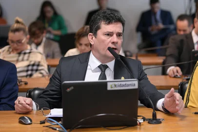 ComissÃ£o de SeguranÃ§a PÃºblica (CSP) realiza reuniÃ£o com 6 itens. Entre eles, o PLS 206/2015, que Acrescenta o art. 327-A ao Decreto-Lei nÂº 2.848, de 7 de dezembro de 1940 â CÃ³digo Penal, para estabelecer que, nos crimes de peculato, concussÃ£o ou corrupÃ§Ã£o passiva, a multa deverÃ¡ ser aplicada no valor equivalente ao dobro do desvio ou da vantagem indevida. Ã bancada, em pronunciamento, senador Sergio Moro (UniÃ£o-PR).Foto: Pedro FranÃ§a/AgÃªncia Senado<!-- NICAID(15728287) -->