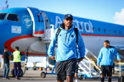 RS - FUTEBOL/ CHEGADA GREMIO  - ESPORTES - DelegaÃ§Ã£o do Gremio desembarca em Mendoza, na Argentina, onde enfrenta a equipe do Godoy Cruz, em partida valida pelo Copa Sul-Americana 2025. Na foto, Jemerson. FOTO: LUCAS UEBEL/GREMIO FBPA<!-- NICAID(16024415) -->