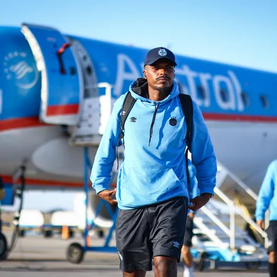 RS - FUTEBOL/ CHEGADA GREMIO  - ESPORTES - DelegaÃ§Ã£o do Gremio desembarca em Mendoza, na Argentina, onde enfrenta a equipe do Godoy Cruz, em partida valida pelo Copa Sul-Americana 2025. Na foto, Jemerson. FOTO: LUCAS UEBEL/GREMIO FBPA<!-- NICAID(16024415) -->