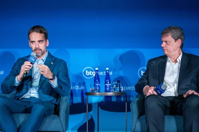 NOVA YORK, EUA – 14.05.2025 – O governador Eduardo Leite participou do painel “Brazil & World Economy 2025”, promovido pelo BTG Pactual, em Nova York. O evento reuniu cerca de 350 investidores e empresários brasileiros e estrangeiros para discutir as perspectivas econômicas do Brasil nos próximos anos. Leite integrou a mesa com os governadores Tarcísio de Freitas (SP) e Eduardo Riedel (MS), em painel moderado pelo economista-chefe do BTG, Mansueto Almeida.Crédito: Maurício Tonetto / Secom<!-- NICAID(16037176) -->